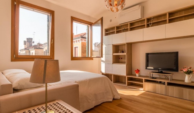 SUNNY NEST CANAL VIEW IN VENICE CHIC MOVIDA
