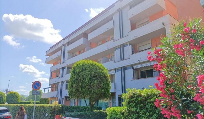 Large Panoramic Terrace 2-bedroom in Viareggio sleeps 5